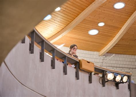 Interiér evangelického kostela s důrazem na světlo a oválný půdorys