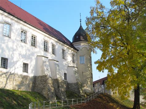 Pohled na Zámek Frýdek zvenčí s řekou Ostravicí v popředí