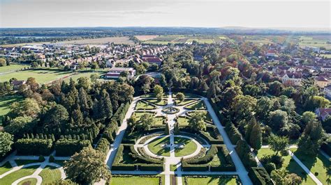 Zámecký park s upravenými cestami a vyhlídkou