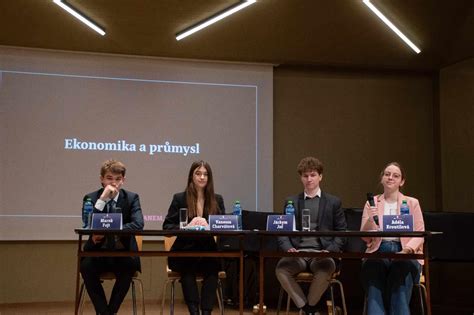 studenti při prezentaci v rámci soutěže Den hejtmanem