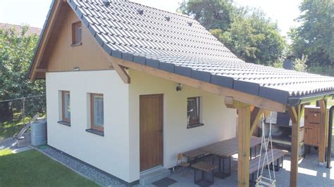 celoročně obyvatelná chata v zasněžené krajině