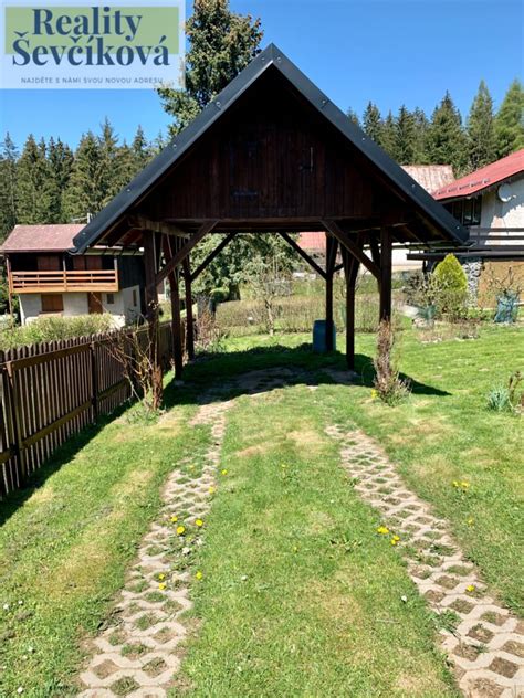 fotografie malebné krajiny Železných hor s roubenkou