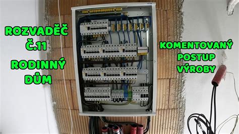 Ilustrace detailu elektrického rozvaděče s moderními jističi a proudovým chráničem