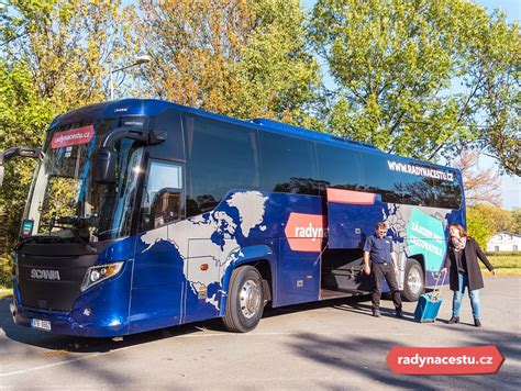 infografika porovnávající čas a náklady na cestování autobusem a letadlem