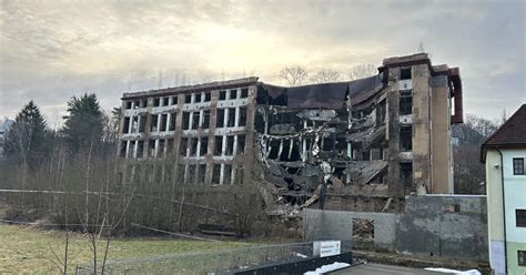 Část zbývající budovy hotelu Kavkaz po demolici a zřícení stropů.
