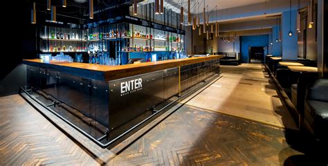 Detailní záběr na nově zrekonstruovaný bar v klubu ROXY s mosaznými prvky a podsvícením