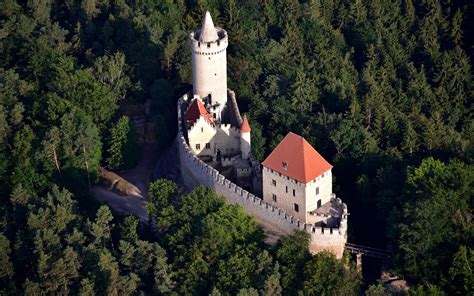 letecký pohled na hrad Kokořín v malebné krajině