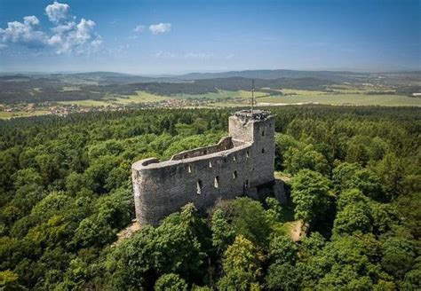 panoramatický pohled na zříceninu hradu Lopata v lesním prostředí