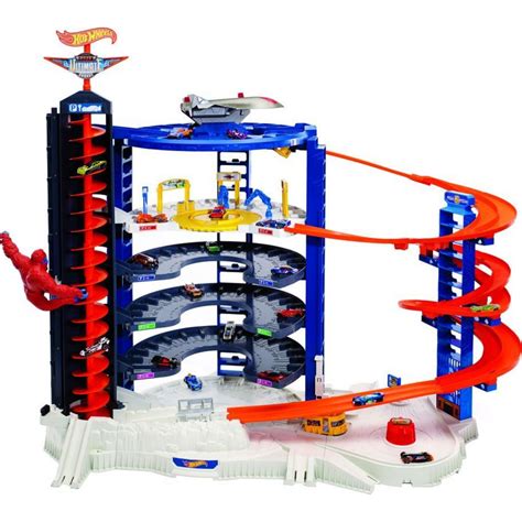 Nákres nebo fotografie Hot Wheels Ultimátní mega garáže s vyznačenými rozměry a počtem parkovacích míst.