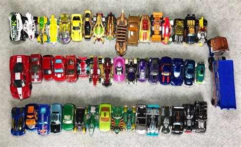 Koláž dobových fotografií prvních autíček Hot Wheels a jejich obalů.