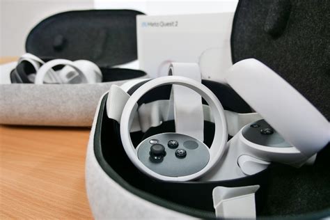 Koláž různých VR headsetů a ovladačů