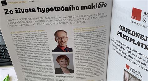 Ilustrace spokojeného klienta s dokumenty od hypotečního makléře
