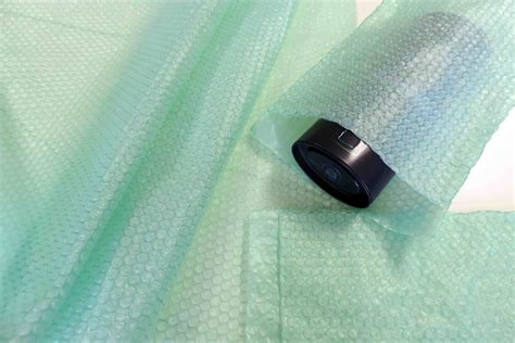 aranžmá různých balicích materiálů: krabice, páska, bublinková fólie, pytle