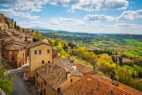 panoramatický výhled na italskou vesnici v kopcovité krajině s vinicemi