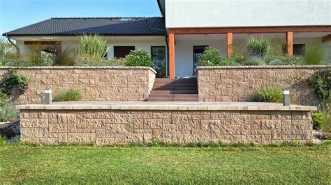 Ukázka terasování svažitého pozemku s využitím opěrných zdí