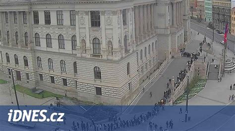 Fotografie Ježkova statku zvenčí, s hlavní budovou a restaurací.