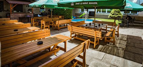 Fotografie dětského hřiště u restaurace.