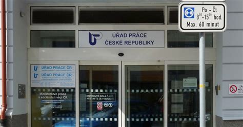 Fotografie budovy katastrálního úřadu s jasně označeným vstupem a informacemi
