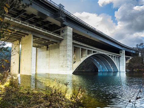 Fotografie Radošovského mostu po rekonstrukci.
