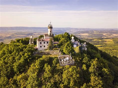 Panoramatický pohled na Strážnou horu s rozhlednou a kaplí