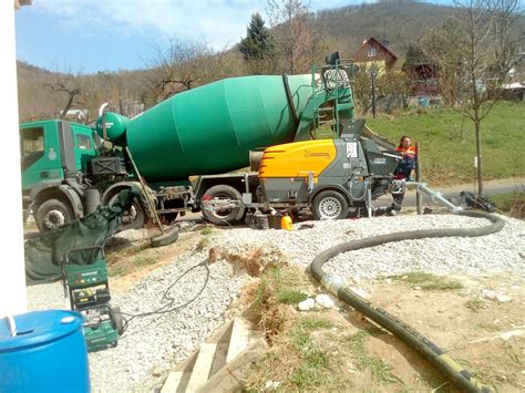 Proces betonáže základové desky s využitím domíchávače a pumpy