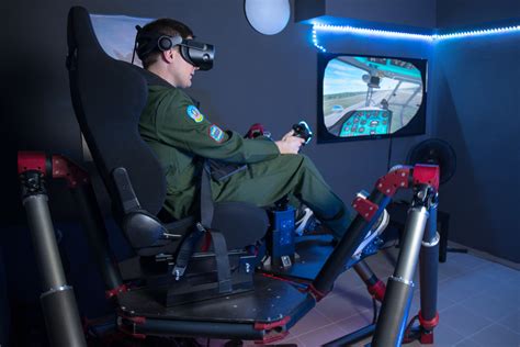 Detailní pohled na VR ovladače a postroj pro simulátor parašutismu