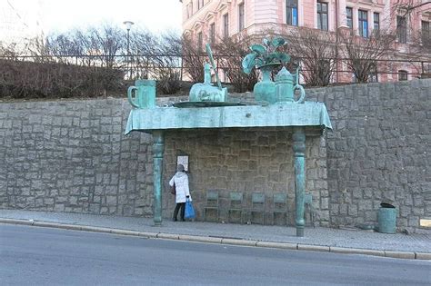 Detail fasády s uměleckým dílem Davida Černého