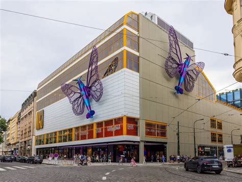Umělecké dílo Davida Černého na fasádě budovy