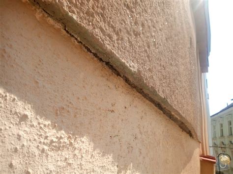 detailní záběr na aplikaci finální omítky na fasádu