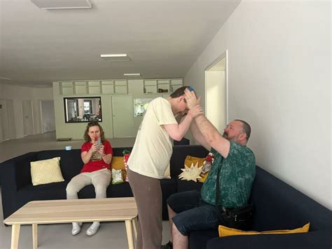 Ilustrační fotografie znázorňující rodinu v novém, bezpečném domově.