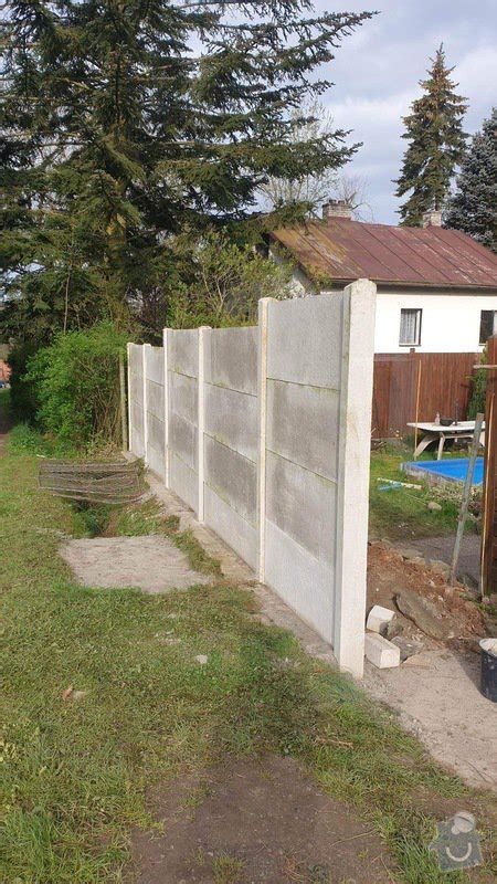 Příklad sladění betonového plotu s bránou a dalšími prvky