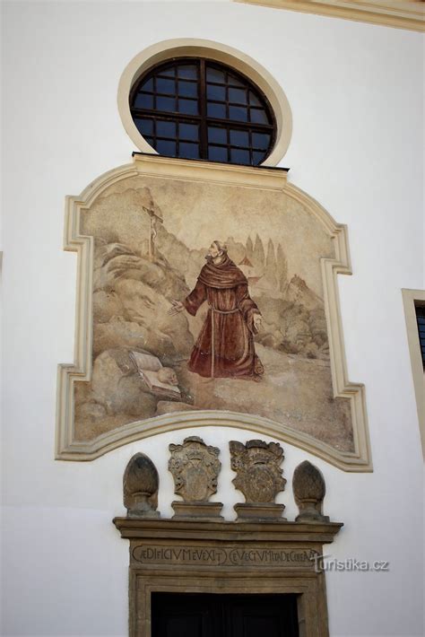 freskový obraz světa s kapucínským mnichem nad vchodem do kostela Panny Marie Andělské ve Vyškově