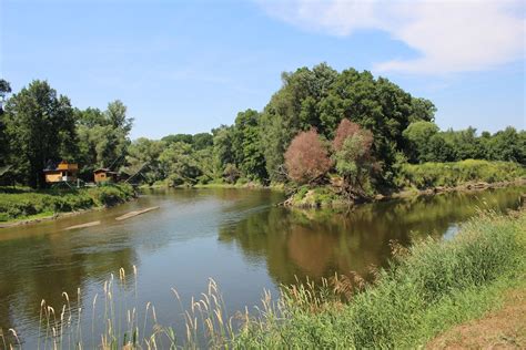 Panorama znojemského údolí Dyje s výhledem na město a rotundu sv. Jiří, pořízené z prostoru před kostelem sv. Mikuláše