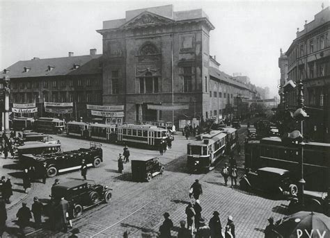 Pohled na rušnou ulici s výlohami obchodů v Teplicích