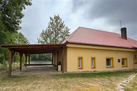 ilustrační fotografie různých typů nemovitostí: byt, dům, pozemek