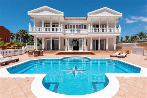 luxusní vila na Bali s bazénem a tropickou zahradou