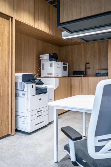 fotografie usměvavé realitní makléřky v moderní kanceláři