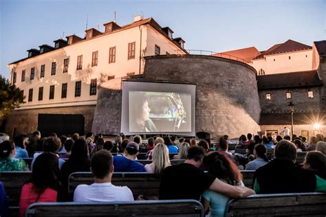 architektonická fotografie letního kina na Špilberku s výhledem na Brno