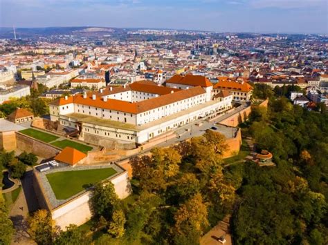 panoramatický snímek hradeb Špilberku s výhledem na noční Brno