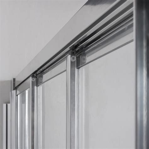 Detailní pohled na bezbariérové posuvné sprchové dveře