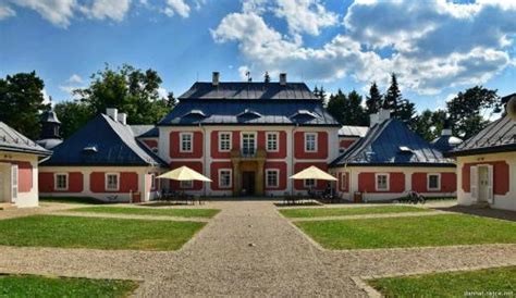 Pohled na lovecký zámeček u Smetanovy Lhoty od severu