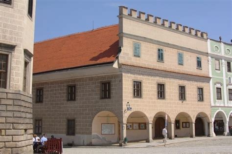 Figurky Krakonošů v podloubí domu čp. 224