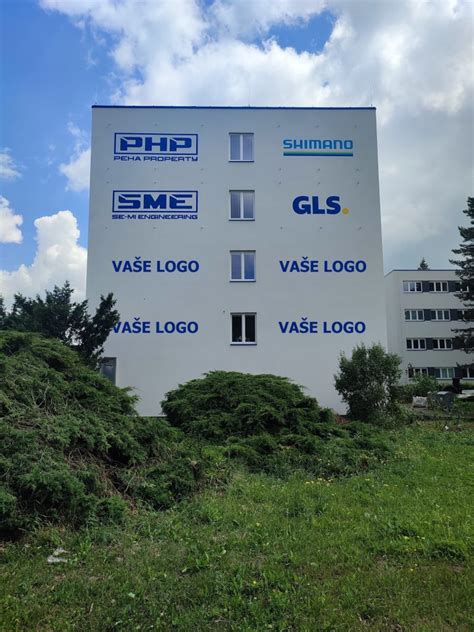 fasáda budovy s možností umístění reklamní plochy