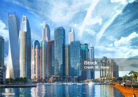 Ilustrační foto moderní kancelářské budovy