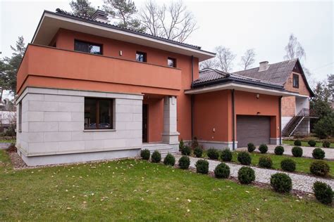 Ukázka moderní fasády bytového domu, která kombinuje různé materiály a textury