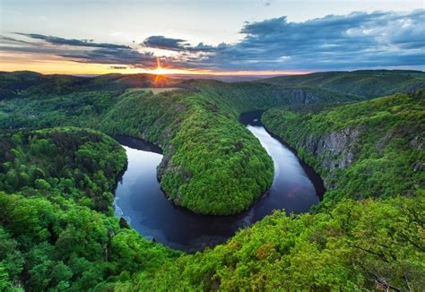 panoramatický pohled na kaňon řeky Jihlavy s hadcovými svahy
