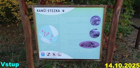 informační panel naučné stezky s vyobrazením rostlin