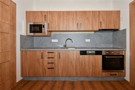 Interiér moderně zařízeného apartmánu s kuchyňským koutem