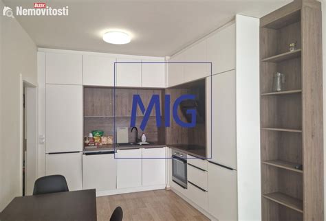 Interiér částečně zařízeného bytu 2+kk s kuchyňskou linkou