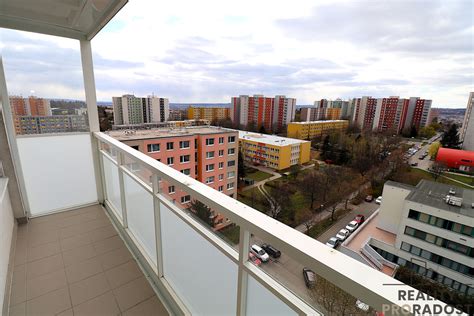Pohled na lodžii bytu s výhledem do okolí